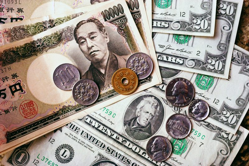 USD/JPY Retreats Further From Multi-Year Tops