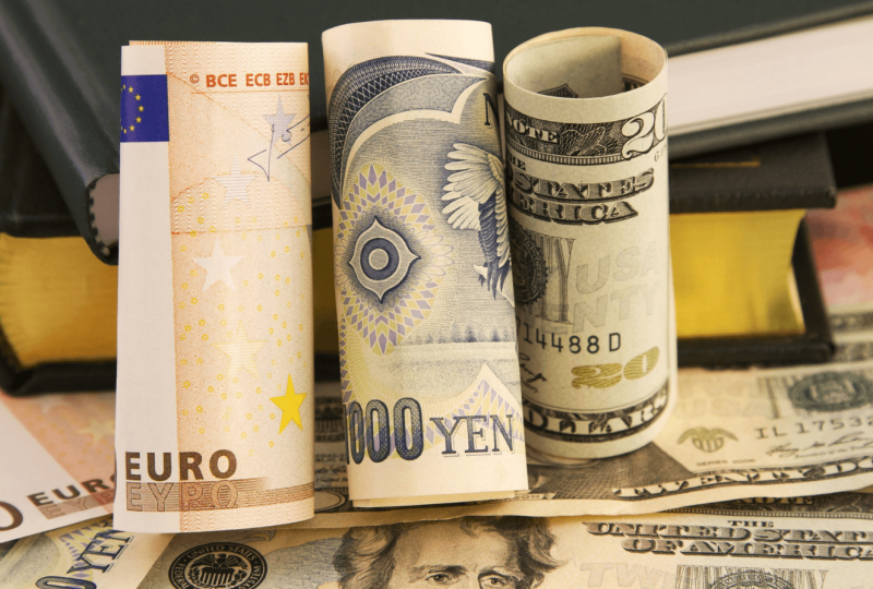 Dollar Falls While Yen and Swiss Franc Gain In Post-Omicron Gyrations